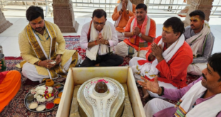 पहलगाम-आतंकी-हमला-विरोध:-वाराणसी-के-काशी-विश्वनाथ-मंदिर-में-आयोजकों-ने-किया-रुद्र-पाठ-का-आयोजन