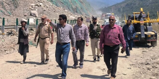 jammu-kashmir:-डीसी-ने-किया-रामबन-का-दौरा,-राहत-कार्यों-में-तेजी-का-लिया-जायजा,-अफसरों-को-दिए-ये-निर्देश 