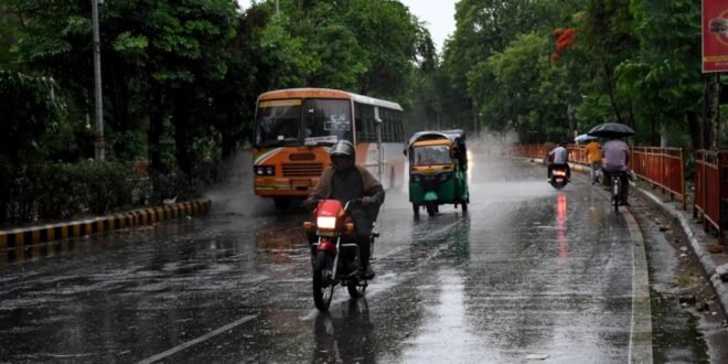 यूपी-में-भीषण-गर्मी-से-मिलने-वाली-है-राहत,-बारिश-के-साथ-ओले-पड़ने-की-भी-संभावना