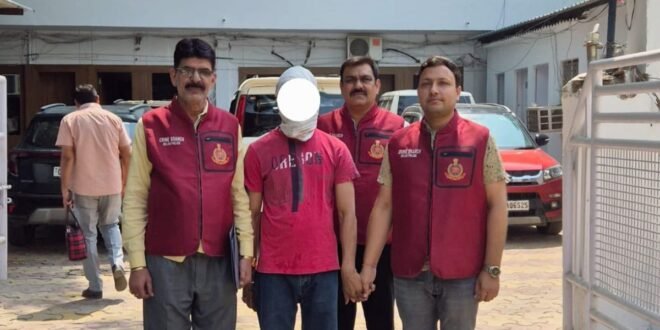 दिल्ली-में-3.5-लाख-रुपये-की-ई-सिगरेट-के-साथ-बड़े-रैकेट-का-भंडाफोड़,-2-आरोपी-गिरफ्तार