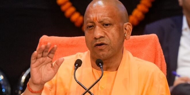 यूपी-के-कई-जिलों-में-आंधी-बारिश-से-भारी-बर्बादी,-सीएम-योगी-ने-अफसरों-को-दिए-ये-निर्देश